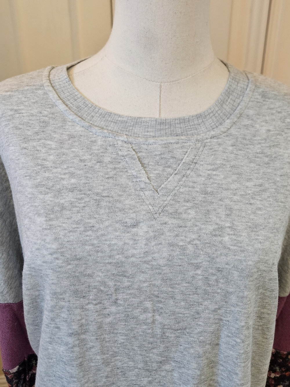 LUQ Heather Grey Floral Colorblock Pullover Top – Size Medium - Picture 4 of 9